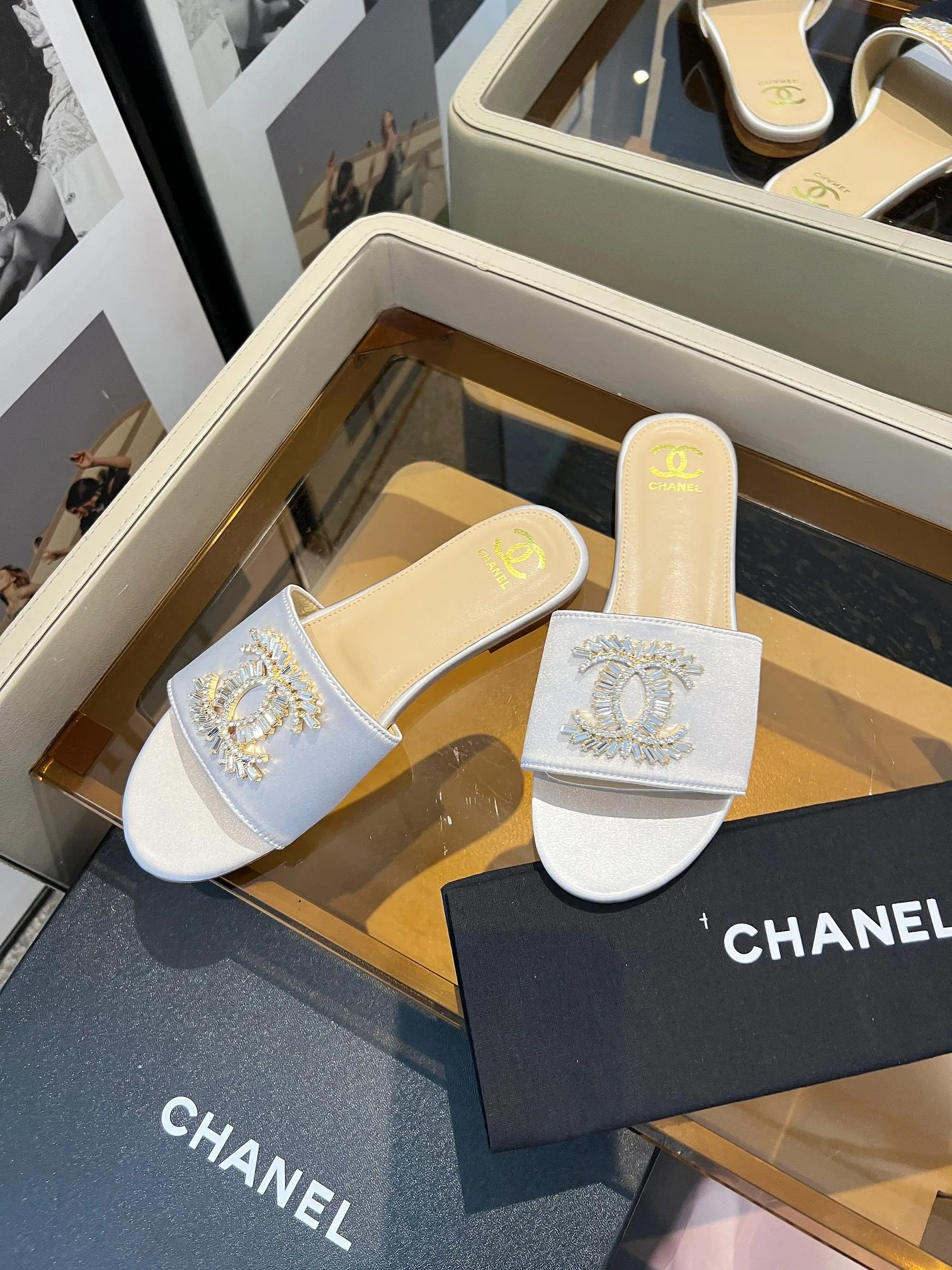 👟👟Ex-factory price 420👟👟 Genuine leather bottom +40 🎉🎉🎉Chanel Xiaoxiang C family sandals series official website synchronization, classic and elegant, casual wear 🌹🌹🌹🌹Original logo ~ Made of imported cowhide and C family custom fabrics, a variety of colors for the goddess to choose from! ❤️❤️❤️❤️ Code number: 36~40 (customized 35, 41, 42, 43, 44 are not returnable or exchangeable): Rubber leather sole +40